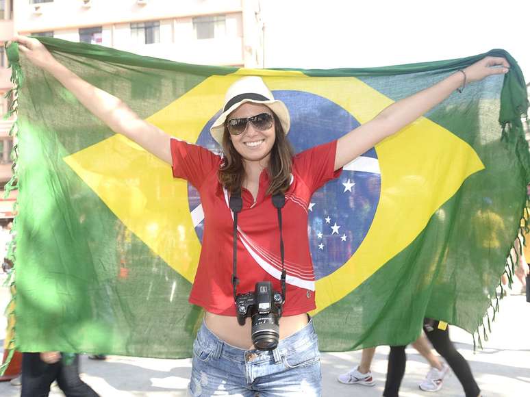 <p>Movimentação é intensa ao redor do Maracanã para Brasil x Inglaterra</p>