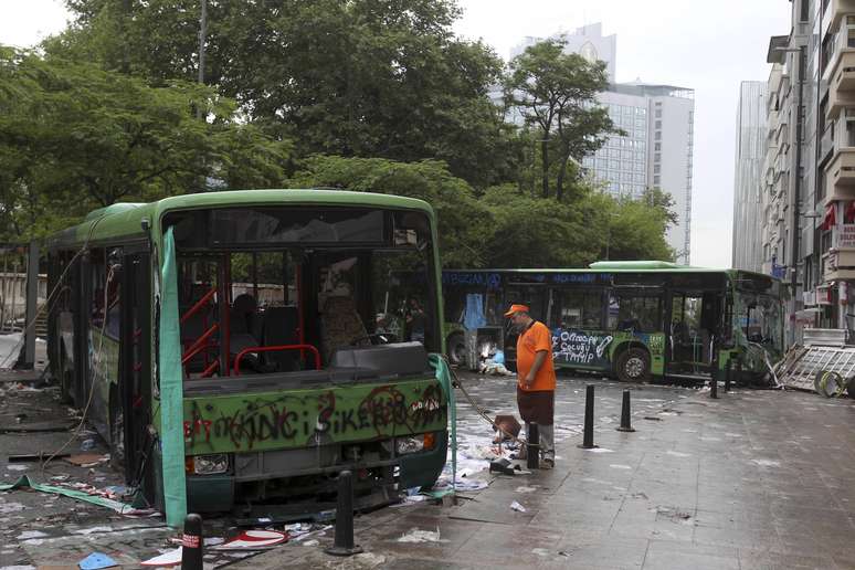 <p>Veículos depredados e incendiados, ruas bloqueadas e marcas de disparos podem ser vistos pelas ruas de Istambul</p>