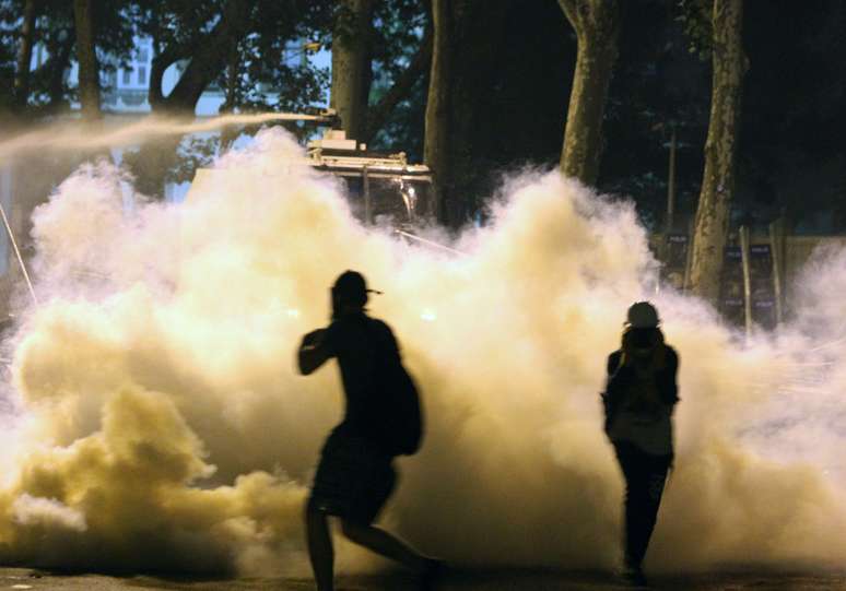 <p>Manifestantes são alvos de jato de água disparados pela polícia </p>