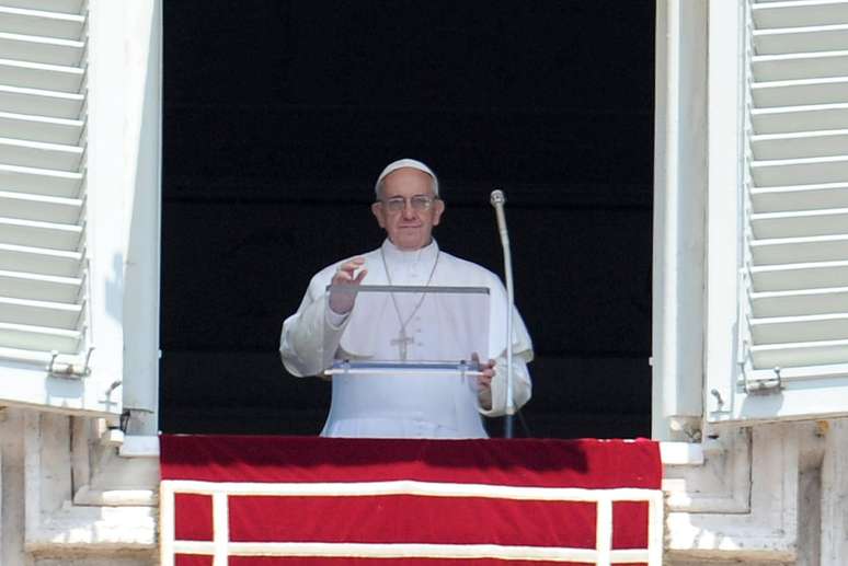 Papa abençoa os fieis na Praça de São Pedro do Vaticano