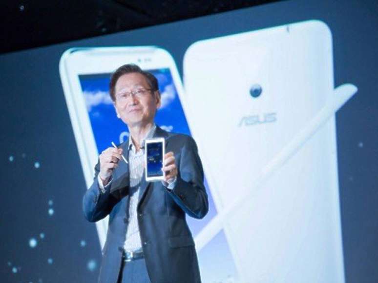 <p>Chairman da Asus, Jonney Shih, exibe Fonepad Note FHD de 6"</p>