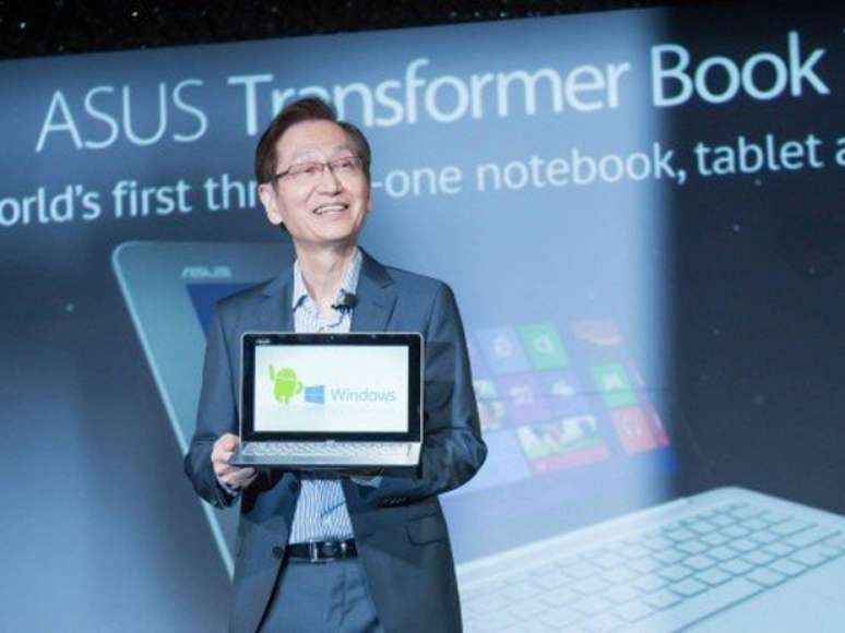 <p>Chairman da Asus, Jonney Shih, e Transformer Book Trio na Computex</p>