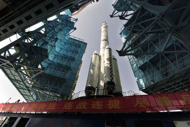 A nave espacial Shenzhou 10 e seu foguete foram transferidos para a área de lançamento