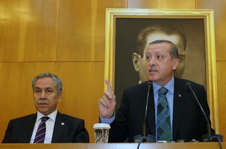Erdogan fala com jornalistas em Istambul, antes de partir para viagem à África
