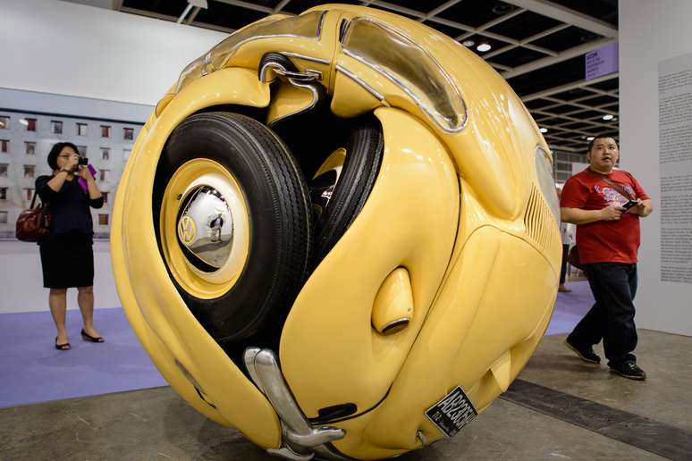 O artista utilizou partes de um Fusca original, combinadas com poliéster e aluminío