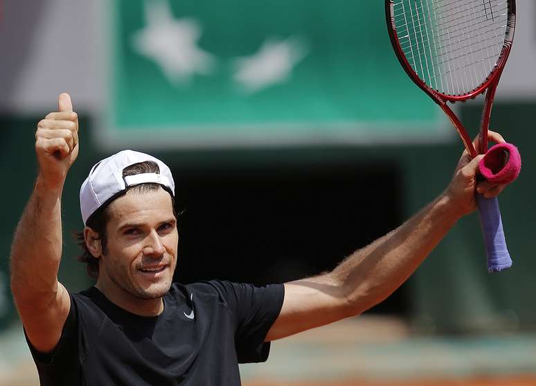 <p>Tommy Haas agradece apoio do público em Paris: um tenista de 35 anos não era quadrifinalista do torneio desde Istvan Gulyas em 1971</p>