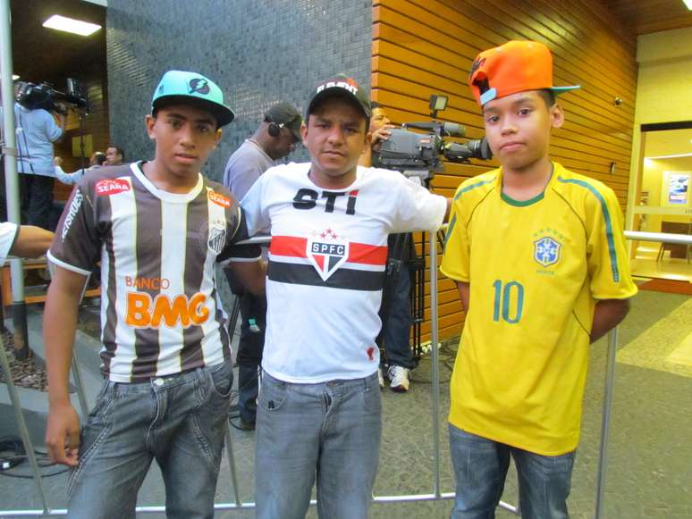 <p>Vítor (à esquerda) e Marcos Felipe (à direita) esperavam acompanhar Neymar na chegada da Seleção a Goiânia. Israel (ao centro) ficou feliz por aceno a Lucas</p>