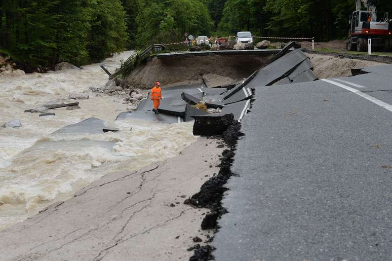 Estrada em Lofer and Waidring, na região austríaca do Tirol, foi destruída pelas chuvas