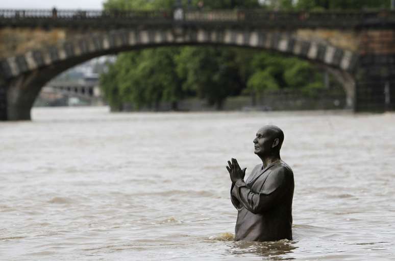 Estátua é vista parcialmente submersa devido à cheia do rio Vltava, em Praga