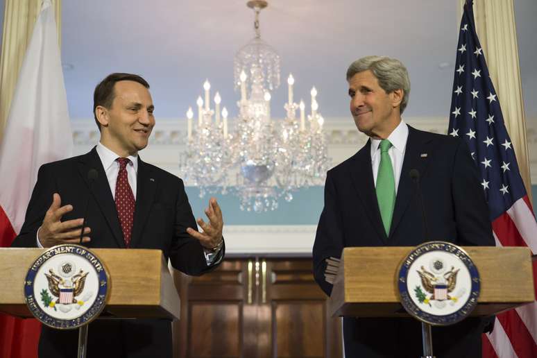 Kerry durante encontro com o colega polonês Radoslaw Sikorski no Departamento de Estado, em Washington