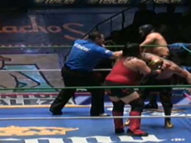 As disputas de Lucha Libre na Arena Coliseo, na Cidade do México, terminaram, neste domingo (2), com vitória de Mascara Dorada