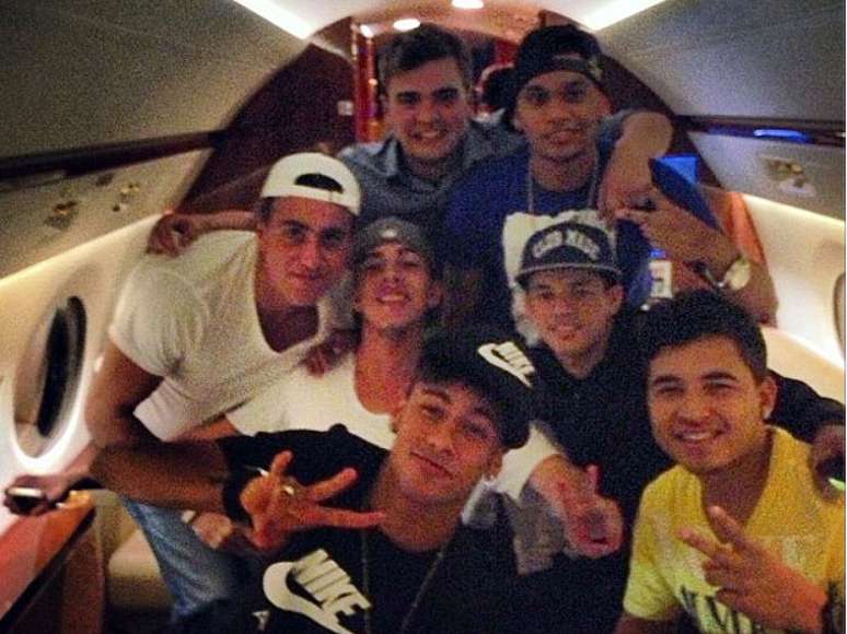 <p>Neymar publicou foto com os amigos no voo para Barcelona</p>