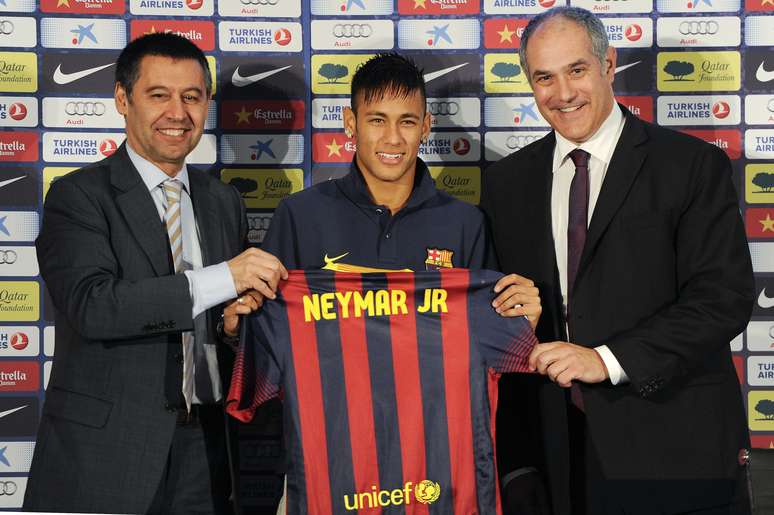 <p>Grupo DIS quer receber 45% sobre os R$ 169 milh&otilde;es que o&nbsp;clube catal&atilde;o informou ter pago por Neymar</p>
