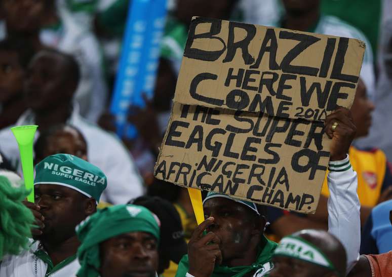 <p>Cartaz de torcedor nigeriano anuncia ida da sua seleção ao Brasil durante a final africana de 2013</p>