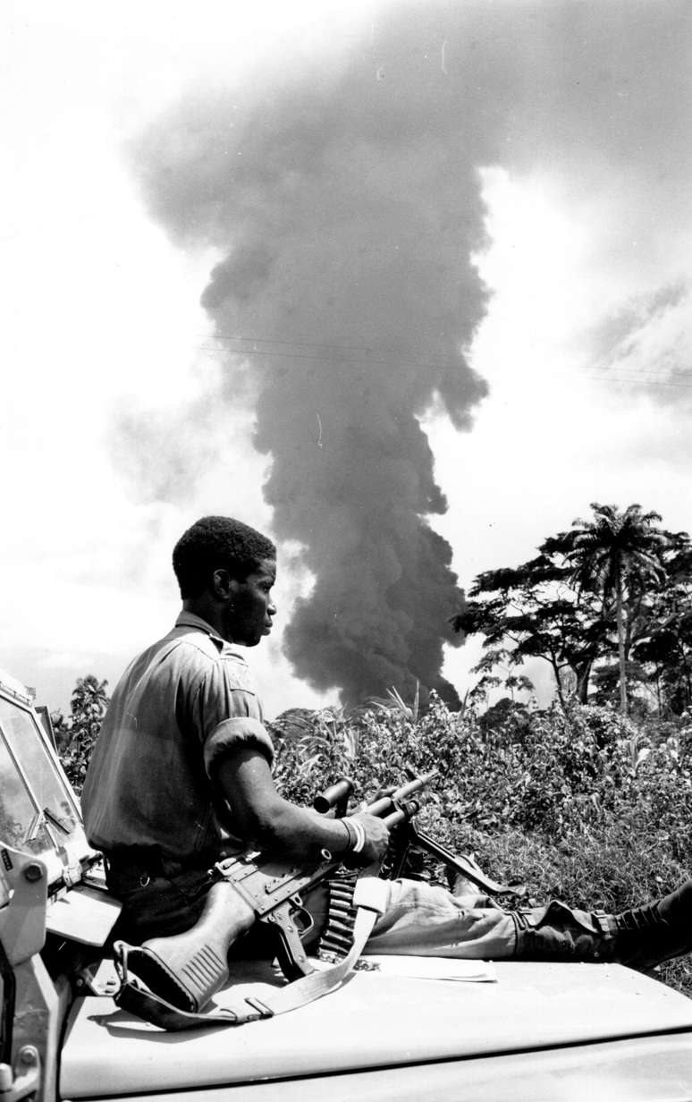 Soldado descansa durante a guerra civil da Nigéria em 1968