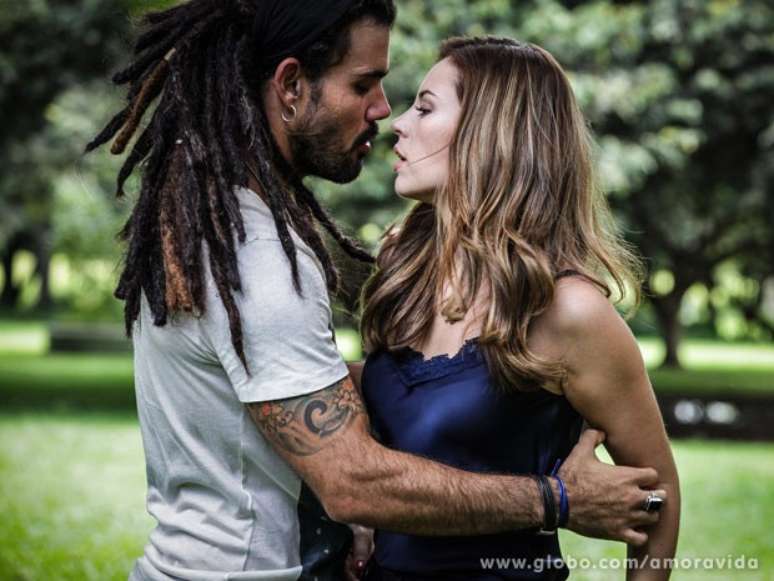 Paloma (Paolla Oliveira) não resistirá ao encontro com Ninho (Juliano Cazarré) e beijará o ex