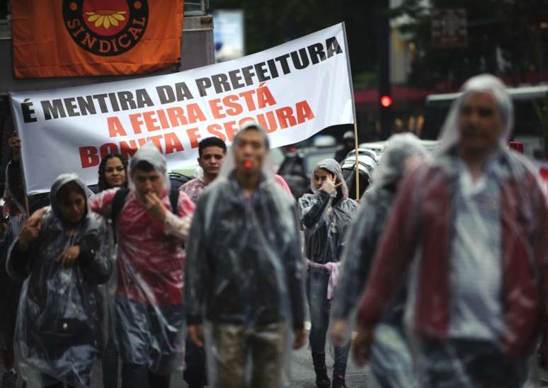 Comerciantes fizeram protesto na avenida Paulista contra o fechamento da Feira da Madrugada, nesta segunda-feira