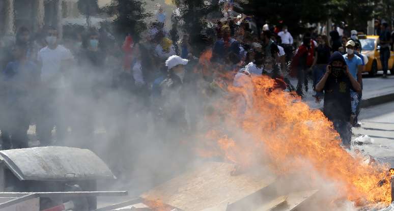 <p>Barricada é incendiada durante os confrontos com a polícia em Ancara</p>