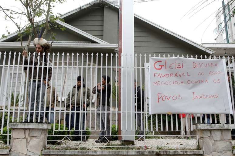 Eles protestam contra declarações da ministra da Casa Civil, Gleisi Hoffman - senadora eleita pelo PT no Paraná