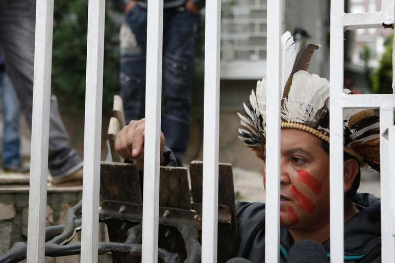 O protesto ocorre depois que a ministra disse que não se pode negar que há grupos que usam os nomes dos índios e são apegados a crenças irrealistas