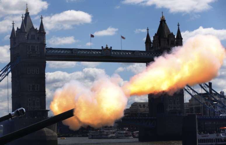 Tiros de canhão foram disparados em diferentes pontos do Reino Unido