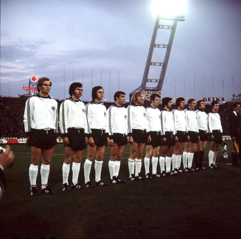 <p>Beckenbauer (primeiro à dir.) e Heynckes (quarto à dir.) em foto pela seleção alemã em 1972; time foi campeão mundial em 1974</p>