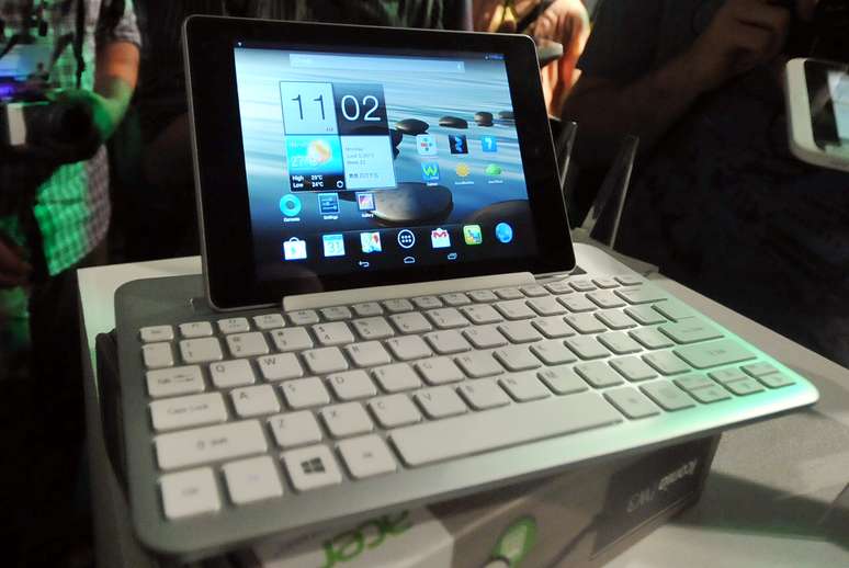 Tablet com Windows 8 completo Iconia W3, lançado pela Acer na segunda-feira, é exibido à imprensa, em evento que antecede abertura oficial da maior feira de tecnologia da Ásia
