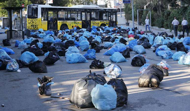 Sacos de lixo são espalhados por manifestantes em rua para formar barreira no centro de Istambul