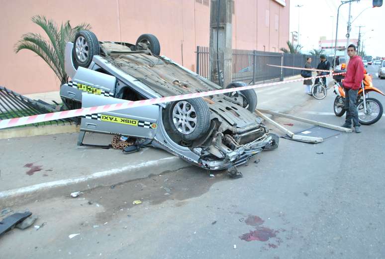 <p>Taxista foi alvejado por um dos assaltantes enquanto dirigia na avenida Juracy Magalhães, em Vitória da Conquista, e perdeu o controle do veículo</p>