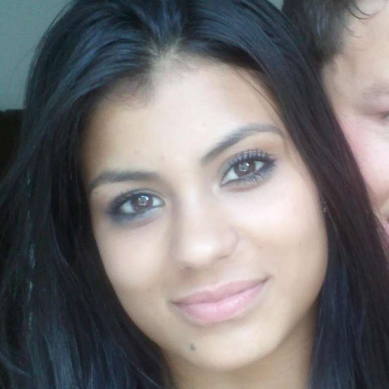 <p>Amanda Linhares dos Santos, 17 anos, suspeita de ter sido baleada na cabeça por um delegado, morreu na segunda-feira, após mais de 50 dias internada em Belo Horizonte (MG)</p>