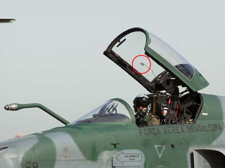 No detalhe, é possível ver o sensor acoplado ao canopy (cobertura) da cabine do F-5M, que permite identificar o ângulo de visão do piloto