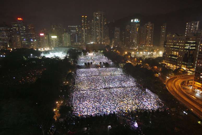 Em Hong Kong, milhares de pessoas participaram de uma vigília no Victoria Park para lembrar a data