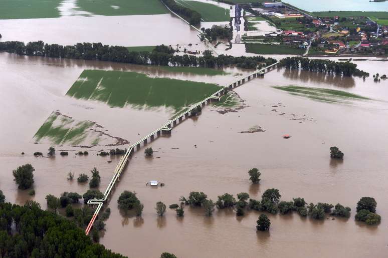 Vista aérea mostra região inundada a 35 quilômetros da capital Praga