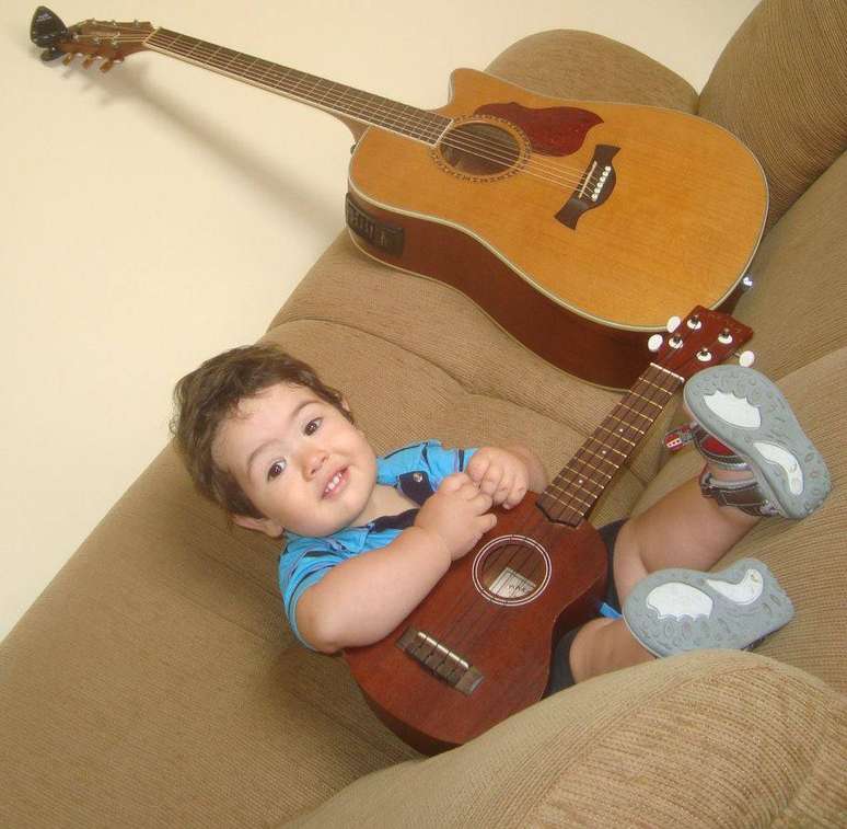 VÍDEO: Menino de oito anos chama a atenção tocando sucessos da