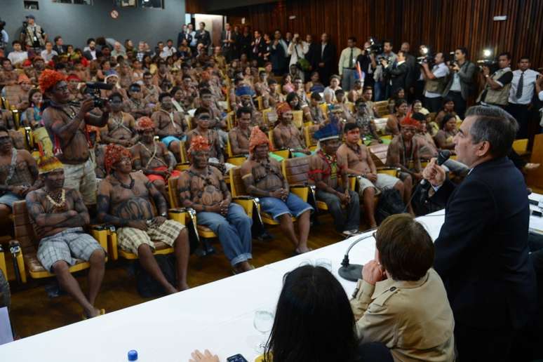 Cerca de 140 índios se reúnem com o ministro da Secretaria-Geral da Presidência, Gilberto Carvalho para discutir a suspensão de empreendimentos energéticos na Amazônia 