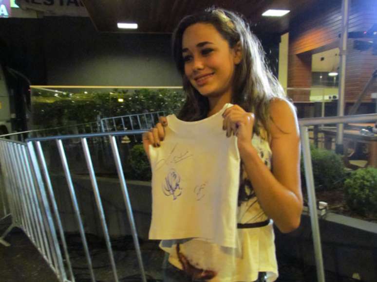 Katleen mostra orgulhosa os aut&oacute;grafos que conseguiu dos atletas da Sele&ccedil;&atilde;o