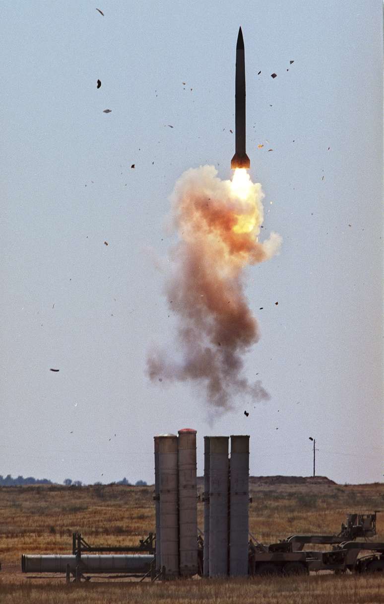 Imagem de arquivo mostra míssil S-300 sendo testado no sul da Rússia