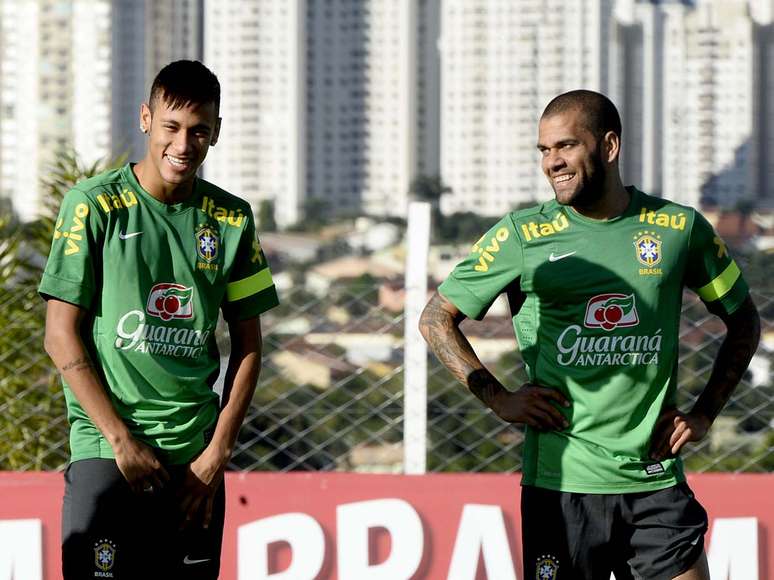 <p>Neymar e Daniel Alves têm boa relação desde a Copa América e sempre são vistos juntos em treinos</p>