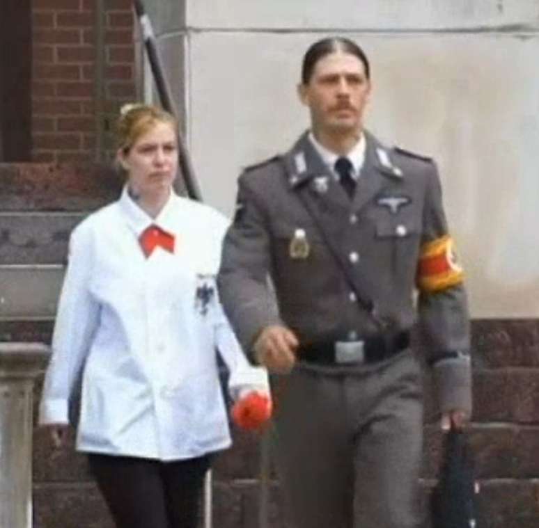 Frame de vídeo mostra Heath Campbell vestido de nazista ao comparecer a tribunal