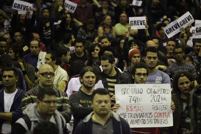 Após assembleia, funcionários do Metrô de São Paulo decidem aceitar proposta da empresa