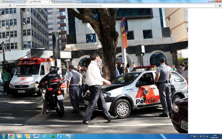 <p>Viaturas policiais cercam local do crime, em frente a agência bancária</p>