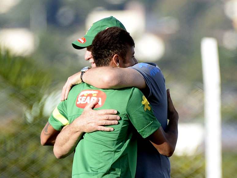 Neymar recebeu abraço do técnico Luiz Felipe Scolari