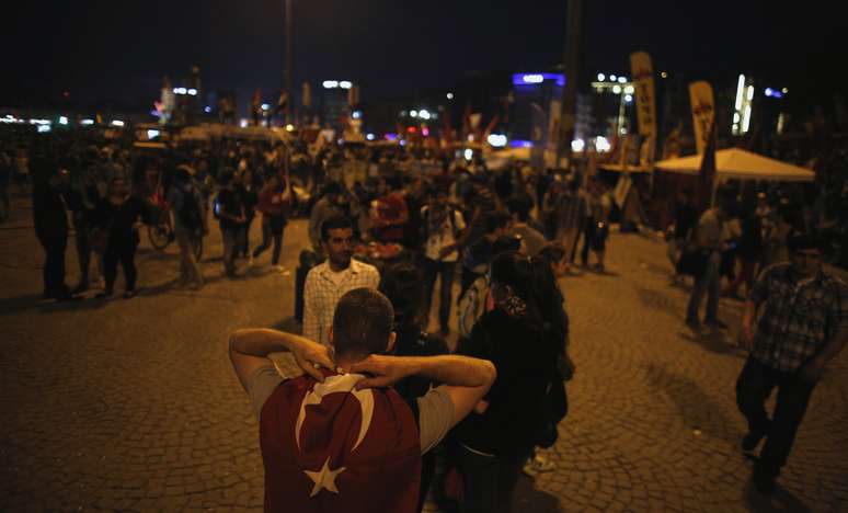 No início da noite, os manifestantes entoavam cantos hostis ao primeiro-ministro, Recep Tayyip Erdogan
