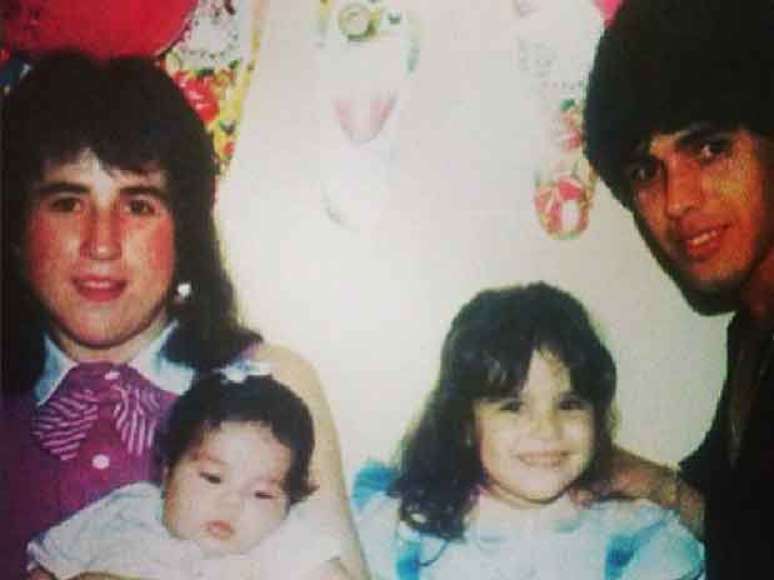 Zez&eacute; e Zilu aparecem com as filhas no colo