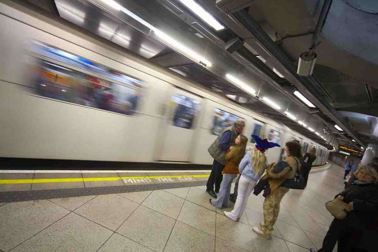 <p>O britânico Andi James conseguiu em maio de 2011 ser o mais veloz a percorrer as 270  estações do metrô de Londres usando somente transporte público ou andando, em 16 horas, 29 minutos e 13 segundos</p>