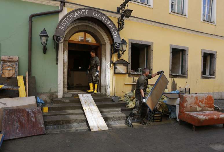 Soldados austríacos removem móveis danificados de restaurant em Schaerding