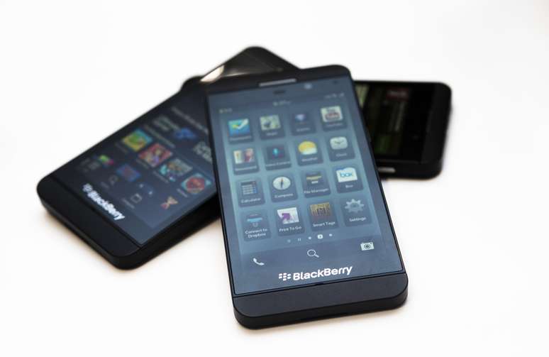 <p><strong>BlackBerry Z10</strong> - R$ 2.449<br />Tela: 4,2"<br />Processador: dual-core de 1,5 GHz<br />Memória RAM: 2 GB<br />Armazenamento: 16 GB<br />Câmera: 8 MP<br />Conectividade: 4G</p>