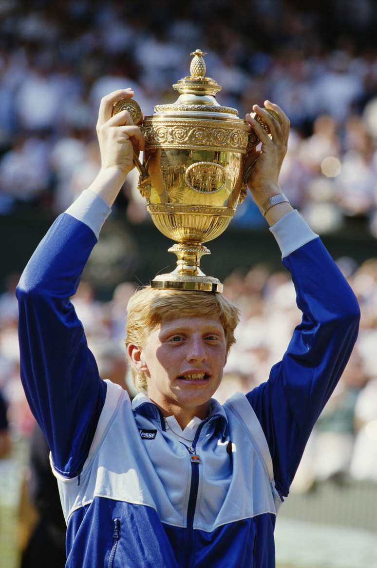 <p>Becker ergue troféu de Wimbledon em 1985; alemão inspirou geração de alemães, incluindo Haas</p>