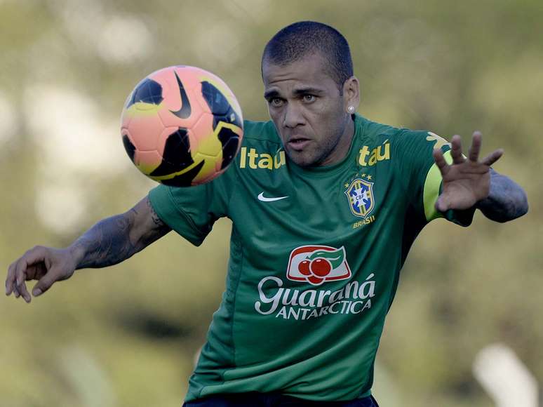 <p>Daniel Alves estaria conversando com o zagueiro sobre uma transferência para o Barcelona</p>