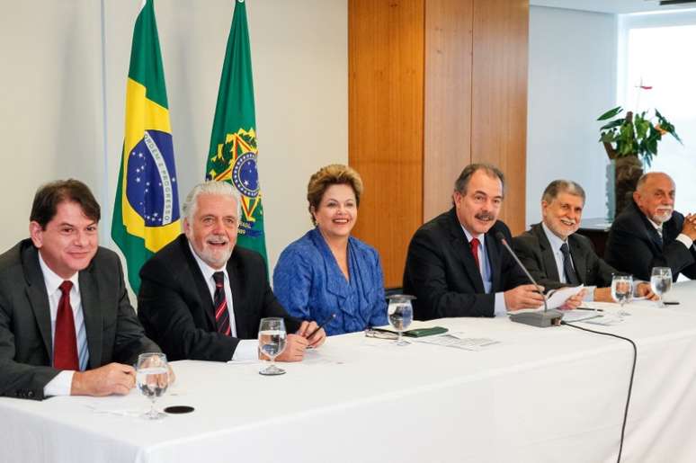 Ao lado de governadores e ministros, Dilma sancionou a criação das novas universidades